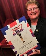 Nicky Murdoch DMWS holding her Soldiering on award