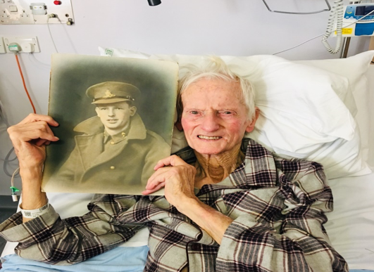 photo of veteran sidney with his army photo